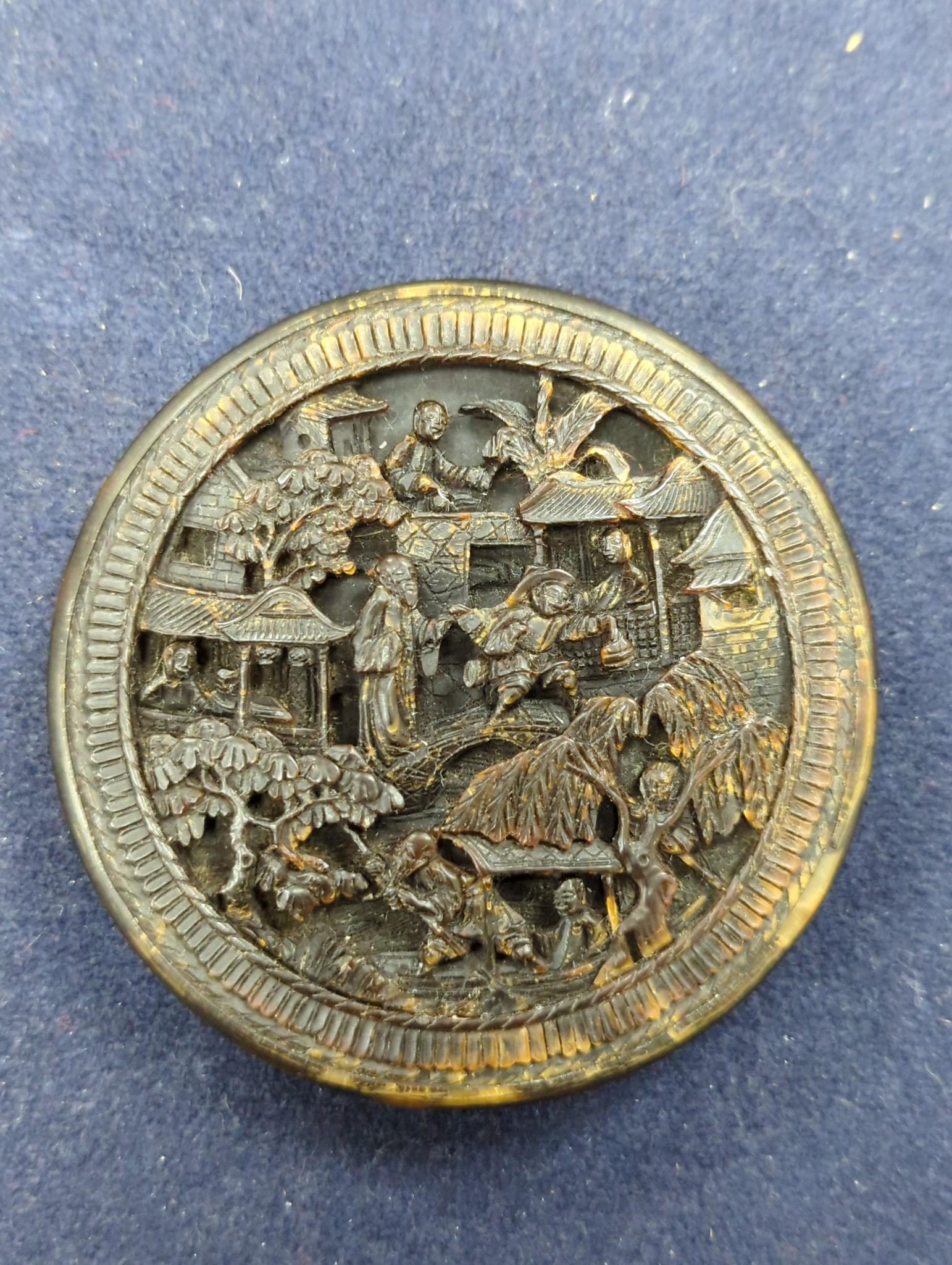 A 19th century Chinese export tortoiseshell snuff box, diameter 8cm